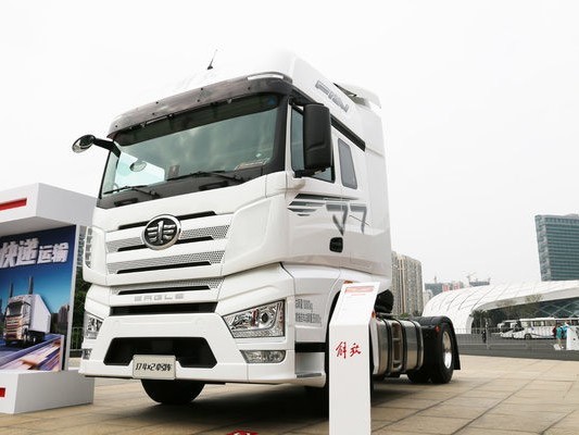 ca88品鉴：解放2021新品J7牵引车4x2，专为快递而生